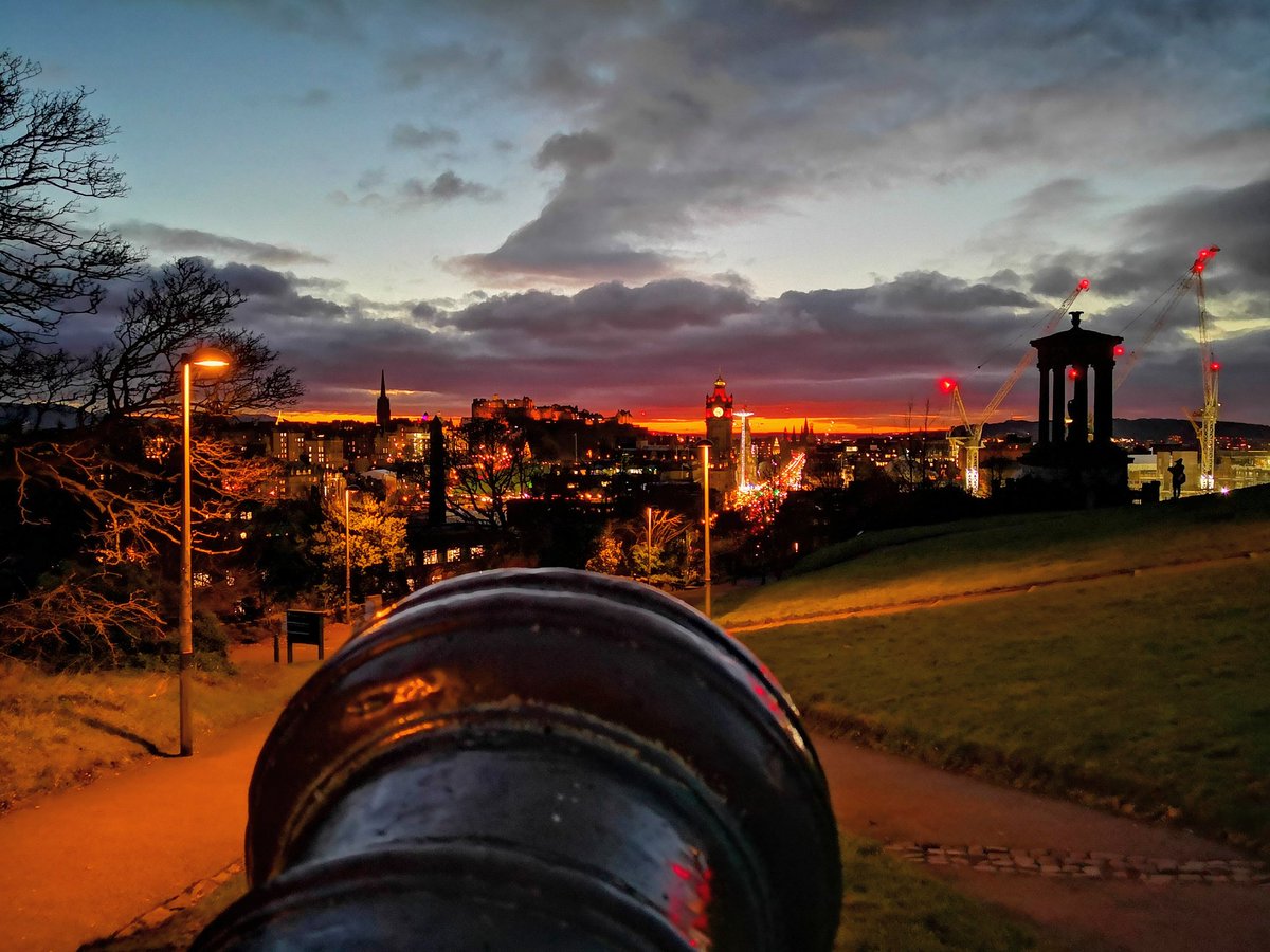 BorneanWingz's tweet photo. #throwback to November 2019, when #travel is still possible. View of Edinburgh City on a #winterevening, from the tip of the Portuguese Cannon, which sits on top of Calton Hill. #cannon #Edinburgh #caltonhill #scotland #sunset #UK https://t.co/gzq8bHOEdM