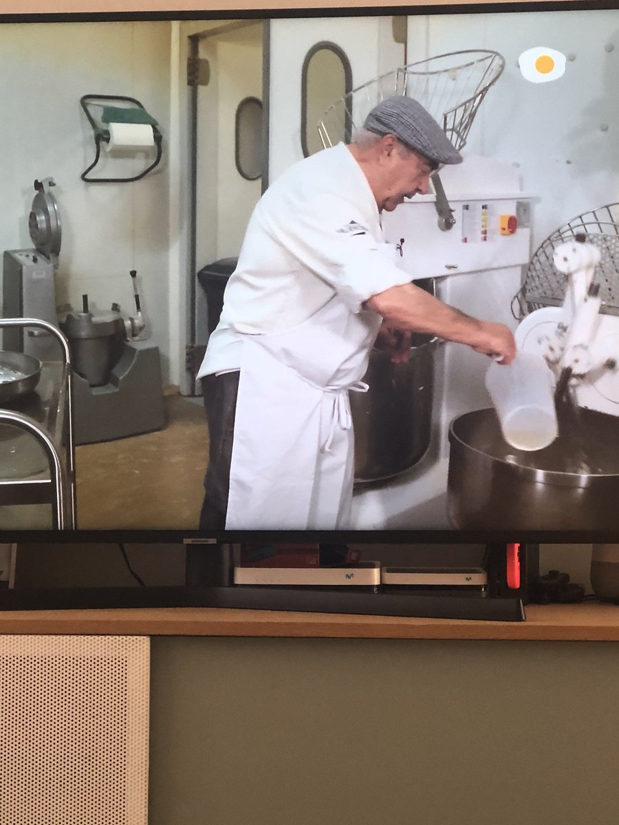 S_J_R_'s tweet photo. Ver @CanalCocina y encontrarme con esto...@Confitasturias #César #emapanadadececinadeleonquesodecabraypimientos Quiero volver ya a #León! Mejor confitería del mundo https://t.co/g3pCQ7971H