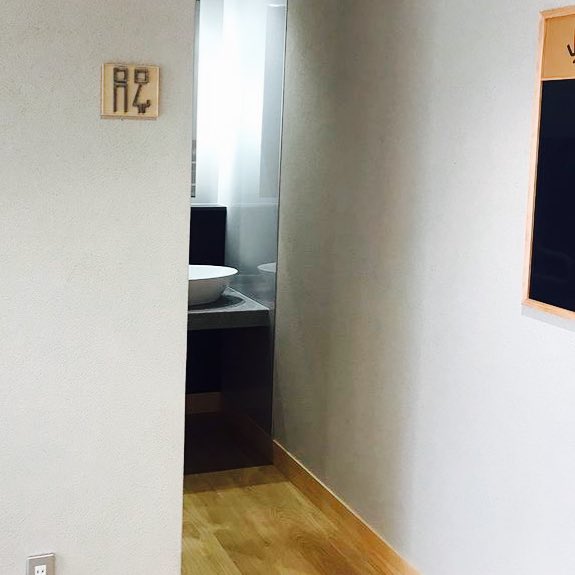 r_style207's tweet image. 先日、納品させて頂いたトイレの #アイアンサイン …設置後のお写真を頂きました😊
ありがとうございます❗️
#トイレ看板 #restroomsign #R207 #姫路アイアン雑貨 #アイアン雑貨 #アイアン看板 #アイアンサイン #鉄 #トイレサイン #トイレ案内 #ピクトサイン #toilet #角棒鋼