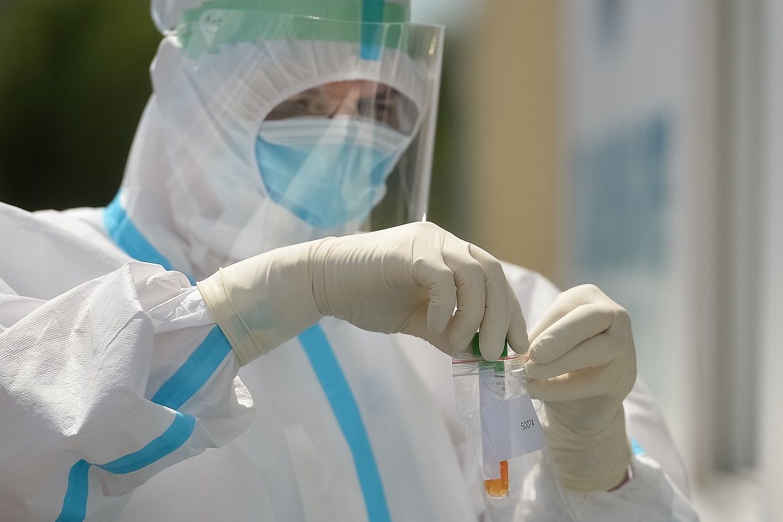 Bilanț ridicat pentru o zi de weekend cu puține testări: peste 5.800 de cazuri noi de COVID. Numărul total al deceselor a depășit 10.000 https://t.co/7tf7wHKbbL #news #stiri #romania https://t.co/A5xJZuoHSG