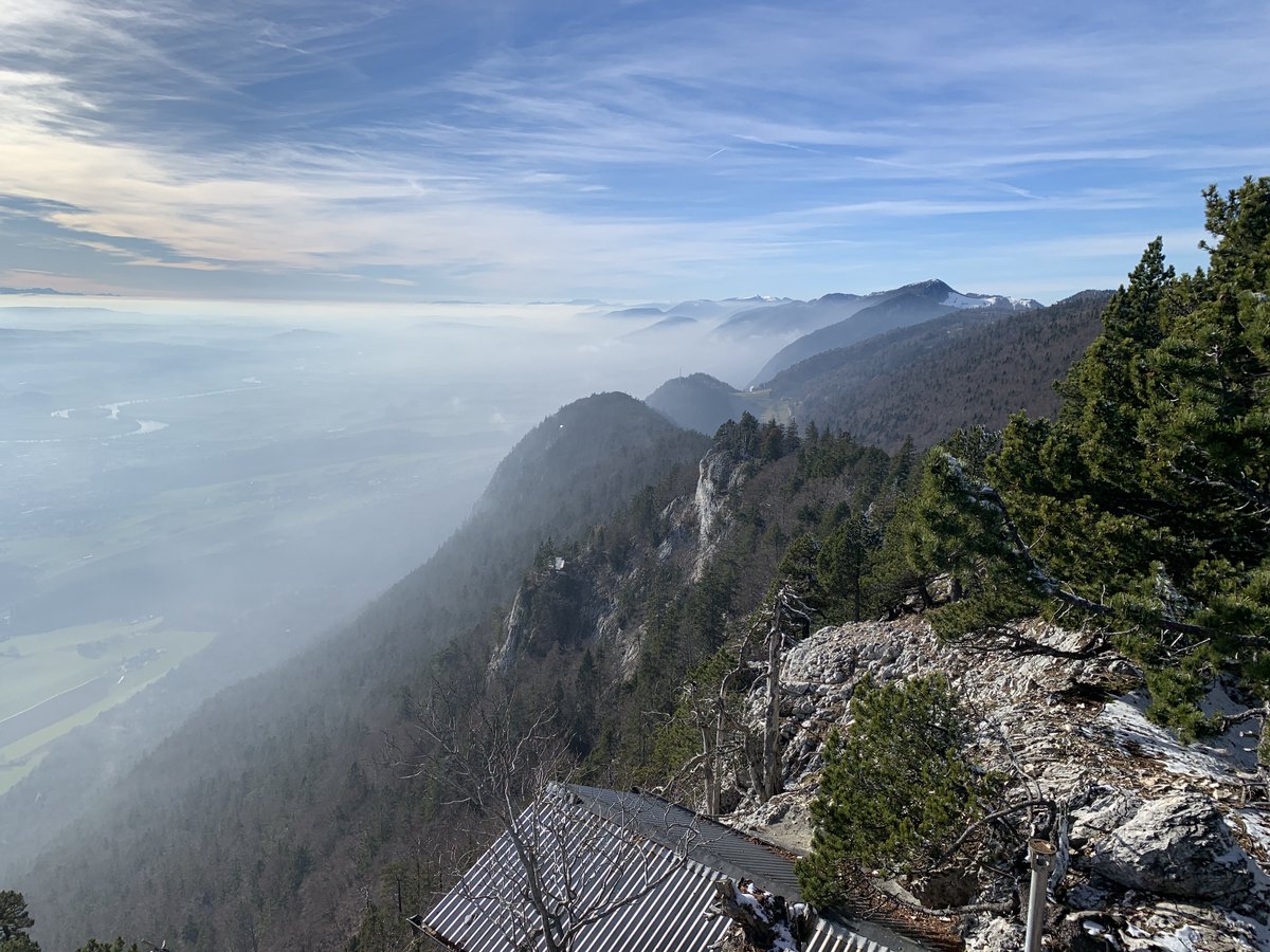 Seginus's tweet photo. Gestern auf einer geologischen Wanderung auf die Röti (1395m) und das Balmfluechöpfli (1289m) im Weissensteingebiet bei Solothurn. Tolle Stimmung. Der Boden oben war schon komplett gefroren und es lag ein wenig Schnee. Auf dem letzten Bild unten links: Eiger, Mönch und Jungfrau. https://t.co/X4wMezzoQf