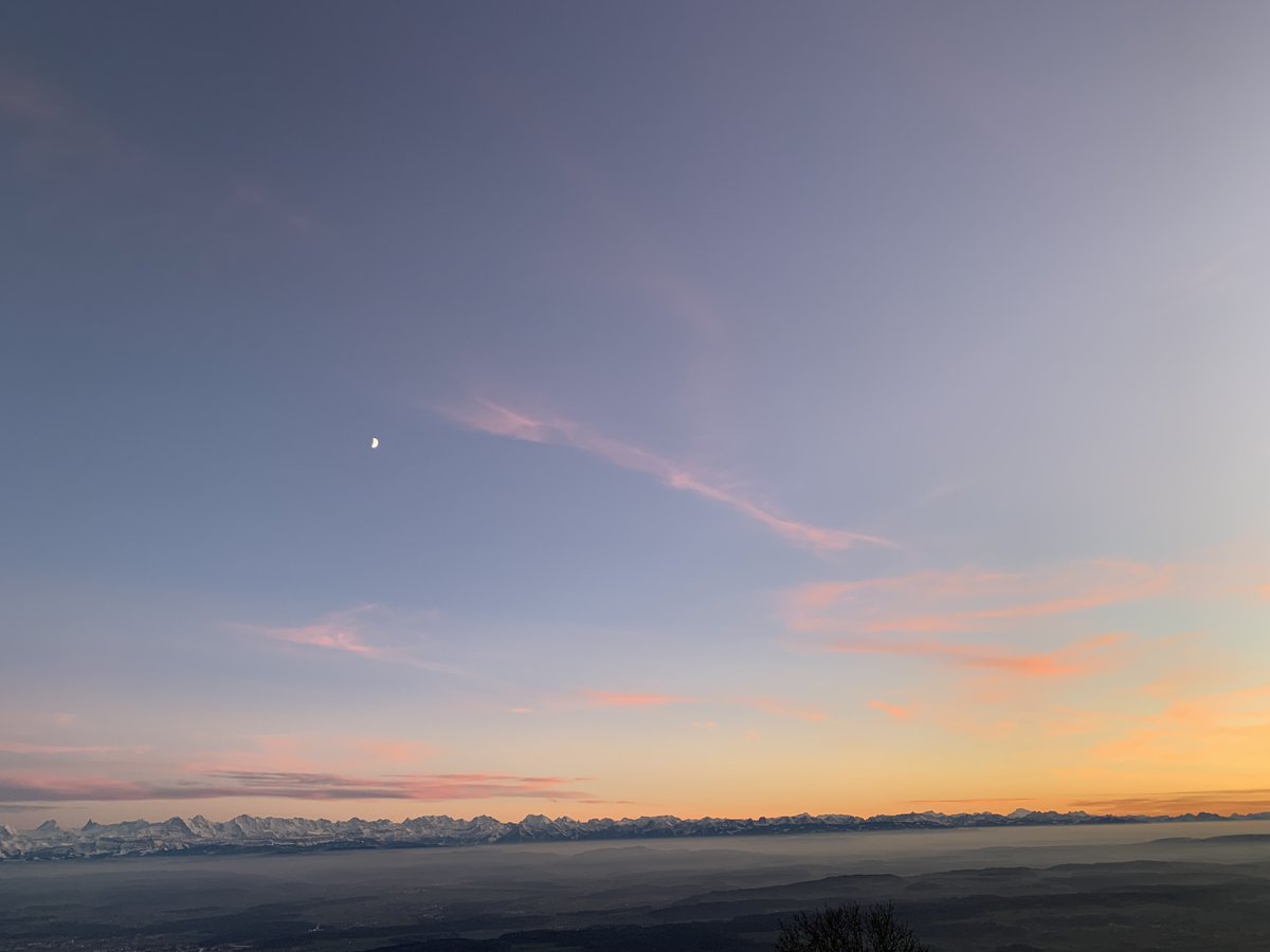 Seginus's tweet photo. Gestern auf einer geologischen Wanderung auf die Röti (1395m) und das Balmfluechöpfli (1289m) im Weissensteingebiet bei Solothurn. Tolle Stimmung. Der Boden oben war schon komplett gefroren und es lag ein wenig Schnee. Auf dem letzten Bild unten links: Eiger, Mönch und Jungfrau. https://t.co/X4wMezzoQf