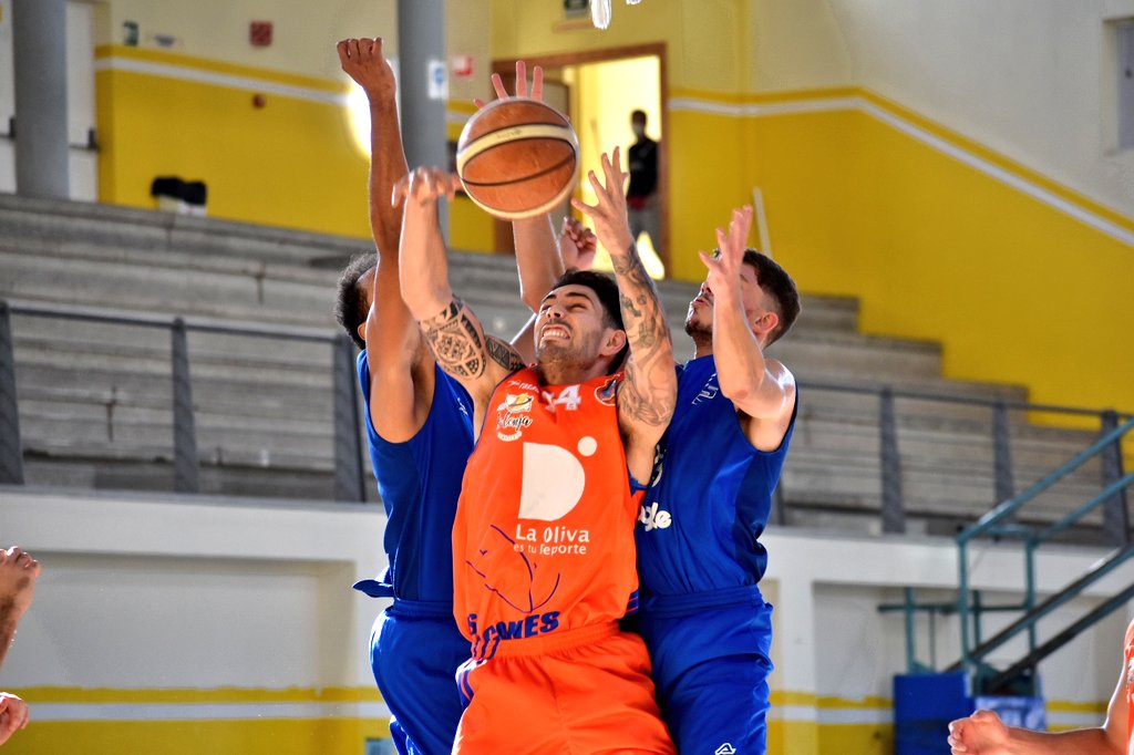 FCBaloncesto's tweet photo. 🏆 #PrimeraDivisión⛹🏻
🤝 @MutuaTfe_es
🇮🇨 #WeAreBack
🏀 @EvecanSport
🆚 #Toscones
📸 @fcbaloncesto
#BaloncestoEnPositivo #Canarias100x100 #Canarias #Baloncesto #Basketball #Basket #Deporte #Sport #Photography #SportPhotography https://t.co/rxMiI4FFca