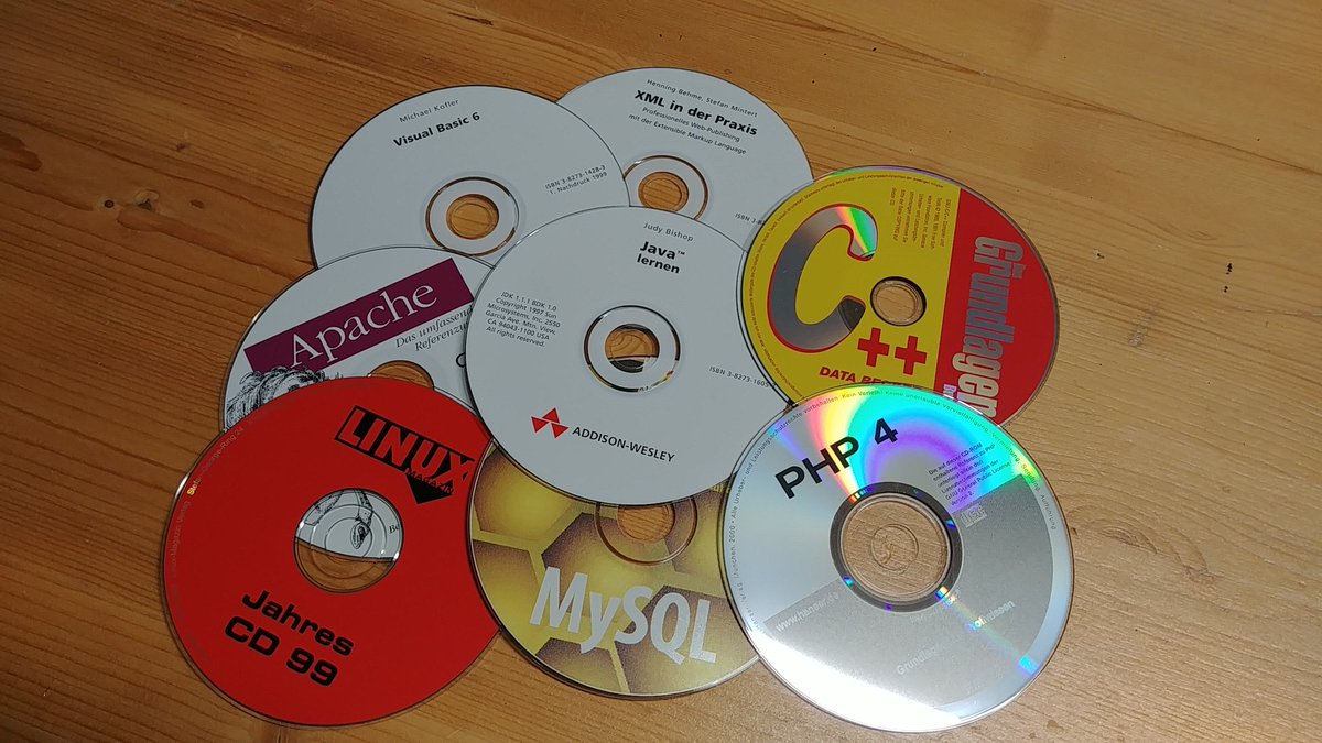 Wie wird man eigentlich Programmierer oder besser Informatiker? Ende der 90er sah das für mich in etwa so aus...

#it #lernen #coding #programming #informatik #upb