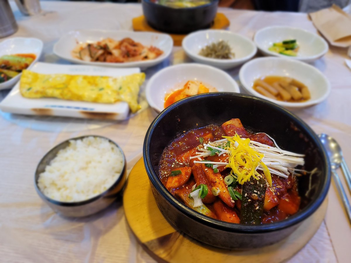 부산 시민회관쪽 소우닭계ㅋㅋ 음식점이름 완전심플... 소갈비랑 삼계탕 파는 곳임... 
매운 갈비찜 정식 먹었는데 갈비 야들야들하고 양념이 맵기만한게 아니라 캡사이신 불닭 유행하기 전 맛잇게 맵다..! 매콤달콤 바로 그맛.. 갈비 남자손바닥 만한거 딱 두대 들감 반찬 정갈했음... 12000원