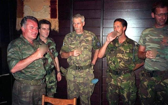 mustafa_guldag's tweet photo. 18) 1992'de Bosna Savaşı başladı. BM katliamı önlemek için Hollandalı askerleri barış gücü olarak gönderdi. Bunlar katliamı önlemek yerine Sırpların katliam yapmasının önünü açtılar yardım ettiler. Bu asla unutulmadı. Görevlerini yapmadılar. Sırp askerlerle alkol içtiler. Resim. https://t.co/mwPti10avS