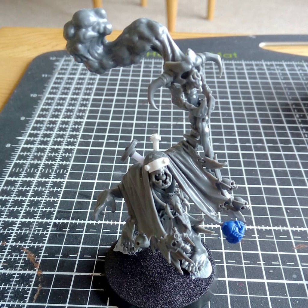 rowdy_jim's tweet photo. Gizbit Warpcranka - really fun breaking the bits out once again to build a new model full of character. I think he looks great with the plate over his eyes to create a blind man pew kind of appearance. Maybe a bottle of Squig beer to be added in his free… https://t.co/ibnzekJ3xg https://t.co/02jWBOfMrY