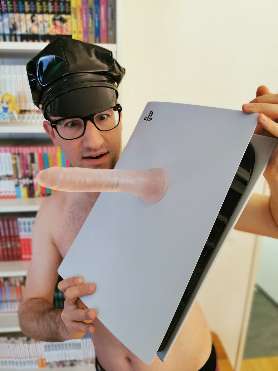 MeidocafeR's tweet photo. ソニー・ゲイステーション５を買ってみたんだけど、もう大満足！ゲイステさんの男らしいデカマラに奥深くまで掘られ��と、一瞬で絶頂するよ。もう病みつきだよ…。 https://t.co/TltO5gzglx