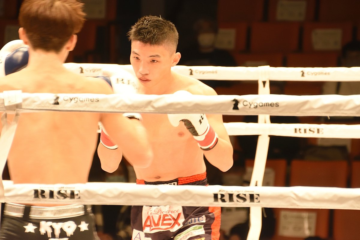 hiro_318's tweet photo. #RISE
#RISE143
#後楽園ホール
メインイベント
#大崎一貴 vs #川上叶
身長差、リーチの差を埋めるにはシュートのコンビネーションの合間に要所で懐に入りボディ打ち。
と素人解説。
# ラウンドガール :#美月 さん #Iina さん https://t.co/6sY8UlKXzq