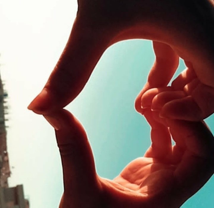 ساعات تتوهم انك حاجة كبيرة في قلب شخص معين إنما يمر موقف يخليك تضحك علي سخافة ظنك