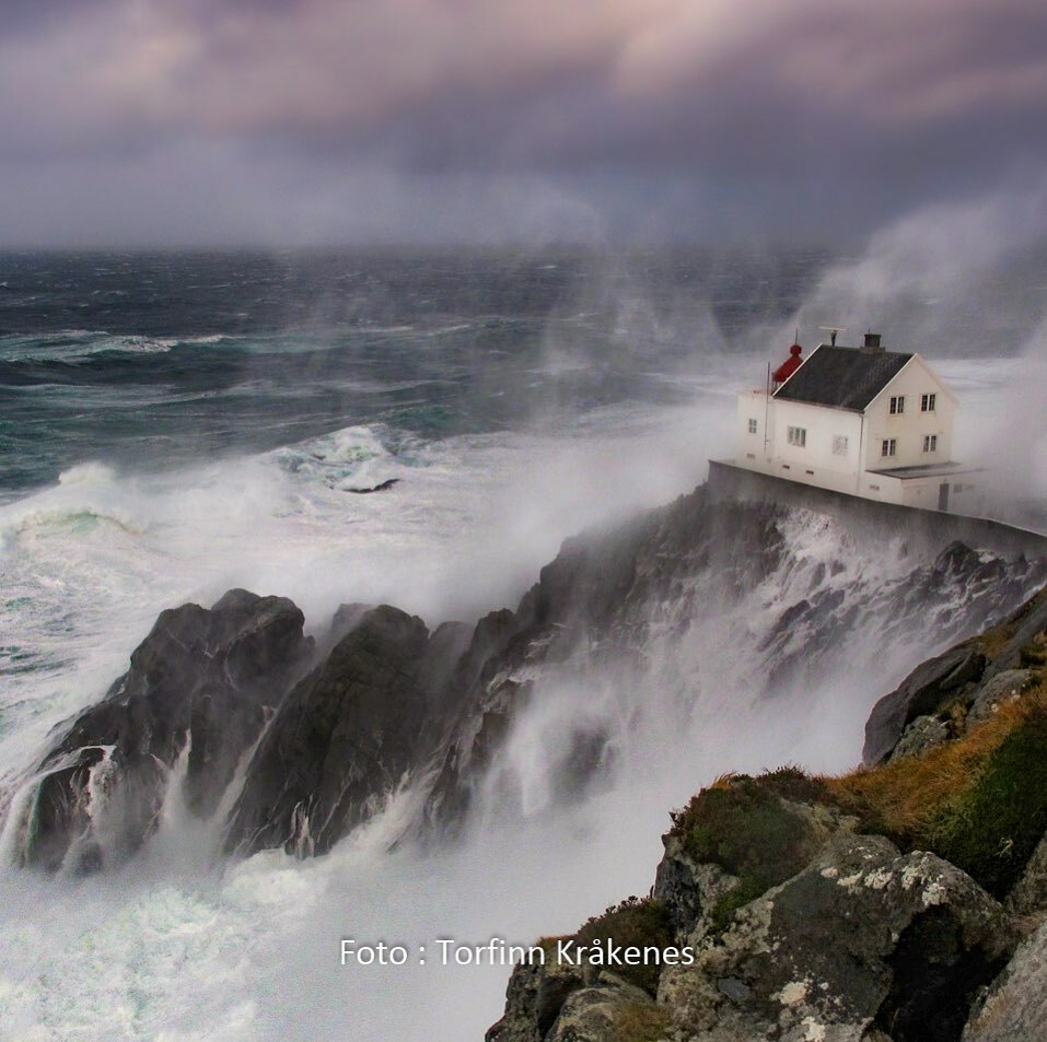 Vi har nokon stormfulle dager her på Vestlandet! 🌊 

Foto: Torfinn Kråkenes 

#fjordkysten #fjordnorway #visitnorway instagr.am/p/CH5HwhOM4u4/