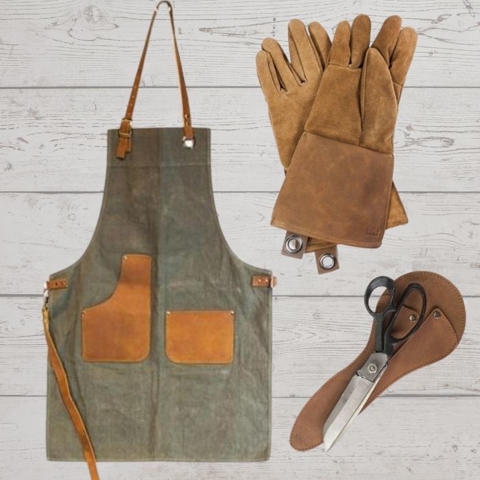 *GIFT GUIDE ALERT*

Our industrial style leather accessories will make the perfect gifts for the man - or woman - who love to get their hands dirty, whether it be in the kitchen, the garden or the shed! Save up to 20% on product bundle
#christmasgiftideas #leather #itsaskinthing