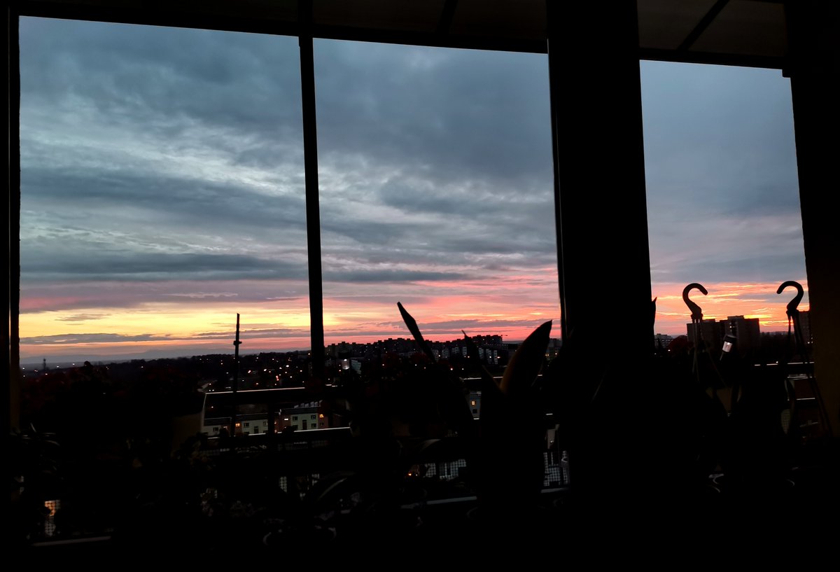 darek_walotek's tweet photo. Z cyklu #pocomitelewizor 🌆🌇 #windowsview https://t.co/Q5vEDSbxSw