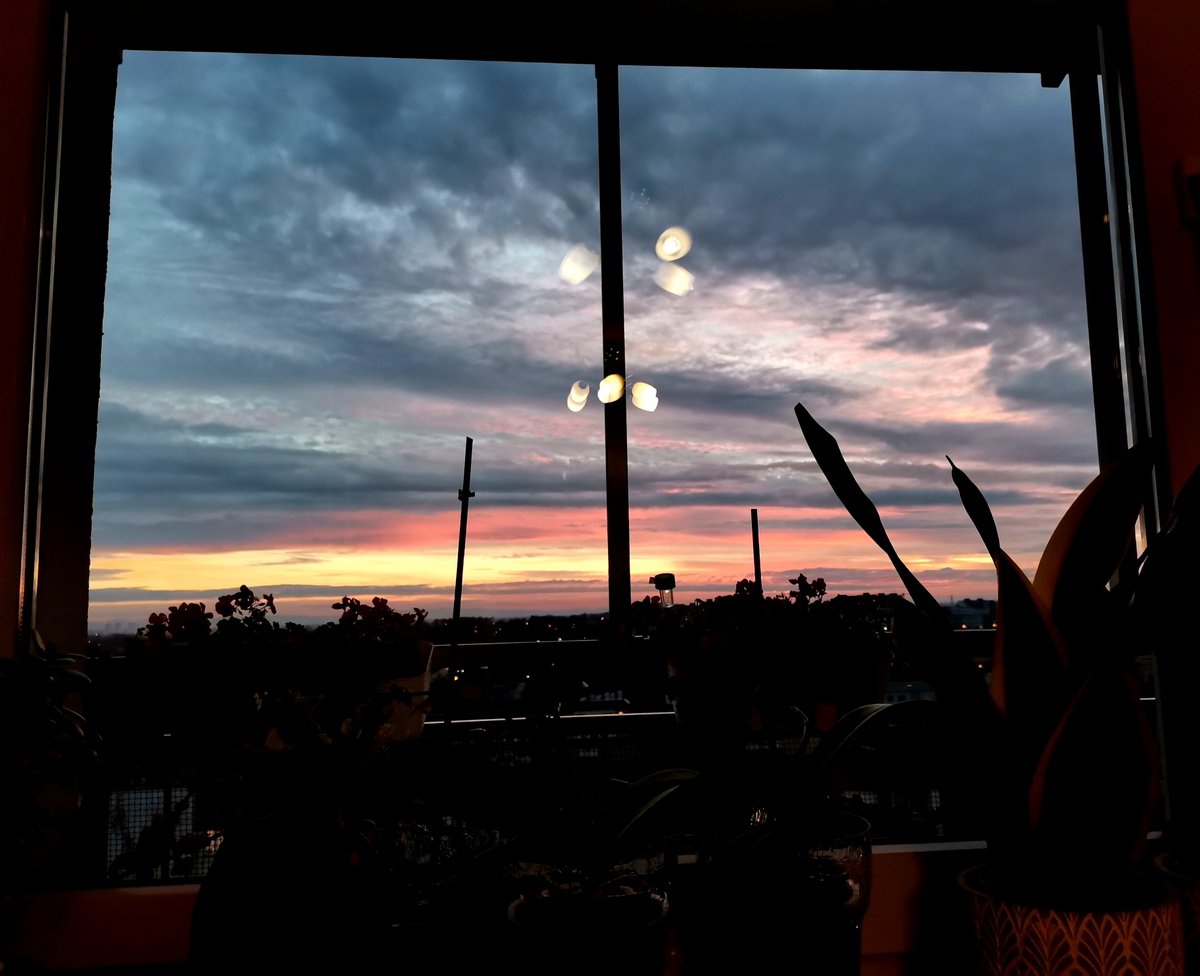 darek_walotek's tweet photo. Z cyklu #pocomitelewizor 🌆🌇 #windowsview https://t.co/Q5vEDSbxSw