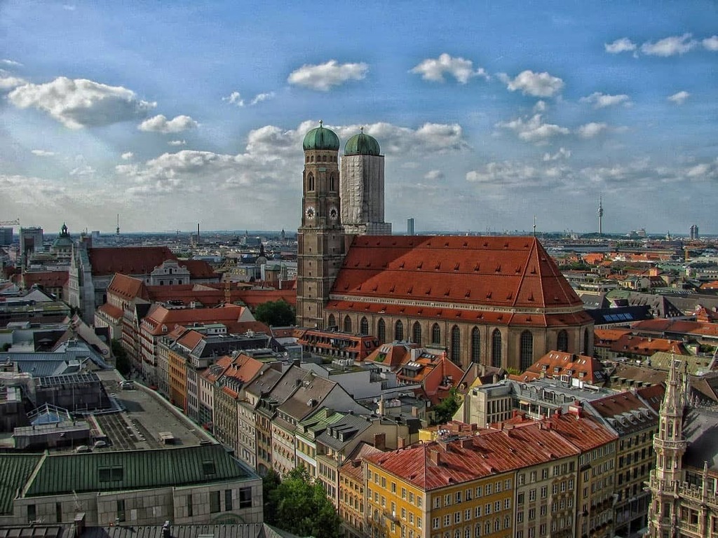 AleDesconocida's tweet photo. Múnich (München en alemán)
.
Ciudad romántica y de mucha historia, que al pasear por sus calles te hace sentir en un verdadero cuento, de esos que nuestros abuelitos nos contaban de niños. Con tan solo 1,472 millones de habitantes es la tercera ciudad má… https://t.co/mXs9ChRsqY https://t.co/xsY9qfAxVg