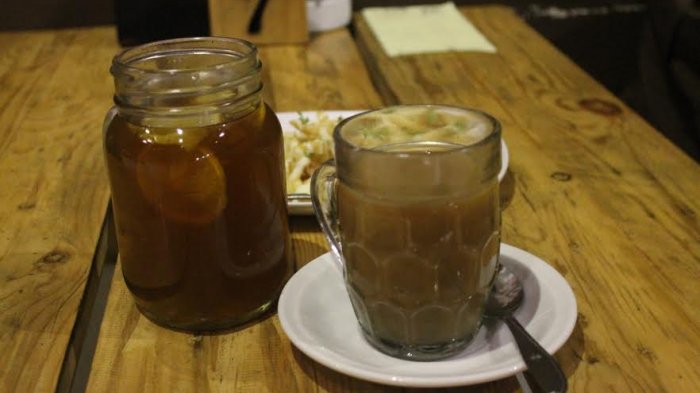 AlebusaAnn's tweet photo. Indonesia has a tradition of wedangan with a variety of drinks such as pletok beer, wedang rempah (spices), segeran and others. #UniversitasAirlangga #UniversitasUdayana #UniversitasKristenPetra #UKP #PCU #SuraBali #SuraBali2020 @globalunair @Unair_Official @UdayanaUniv  @ukpetra https://t.co/N5ndiKyd8x