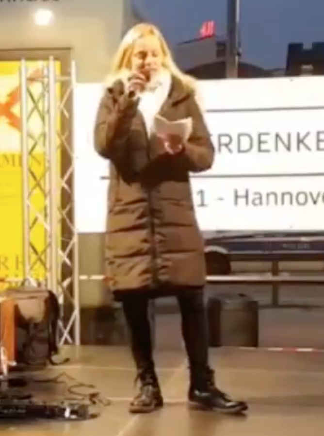 DiePARTEI_WSF's tweet photo. #DiePARTEI Weißenfels vergleicht: Sophie Scholl und #Jana aus Kassel in #Hannover

@MartinSonneborn @DiePARTEI #Widerstand https://t.co/2mvrpt7k2z