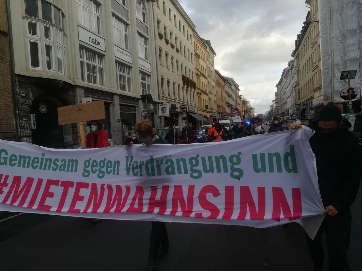 Kleine Infodemo im Kiez #Kreuzberg zu #Mietendeckel und #Mietsenkung!!
Morgen 23.11 tritt die neue Stufe des Deckels in Kraft mit Mietsenkungen fuer viele!
Wir feiern das! Doch der Kampf muss weitergehen! 
#Mietenwahnsinn
#Miete
#Corona