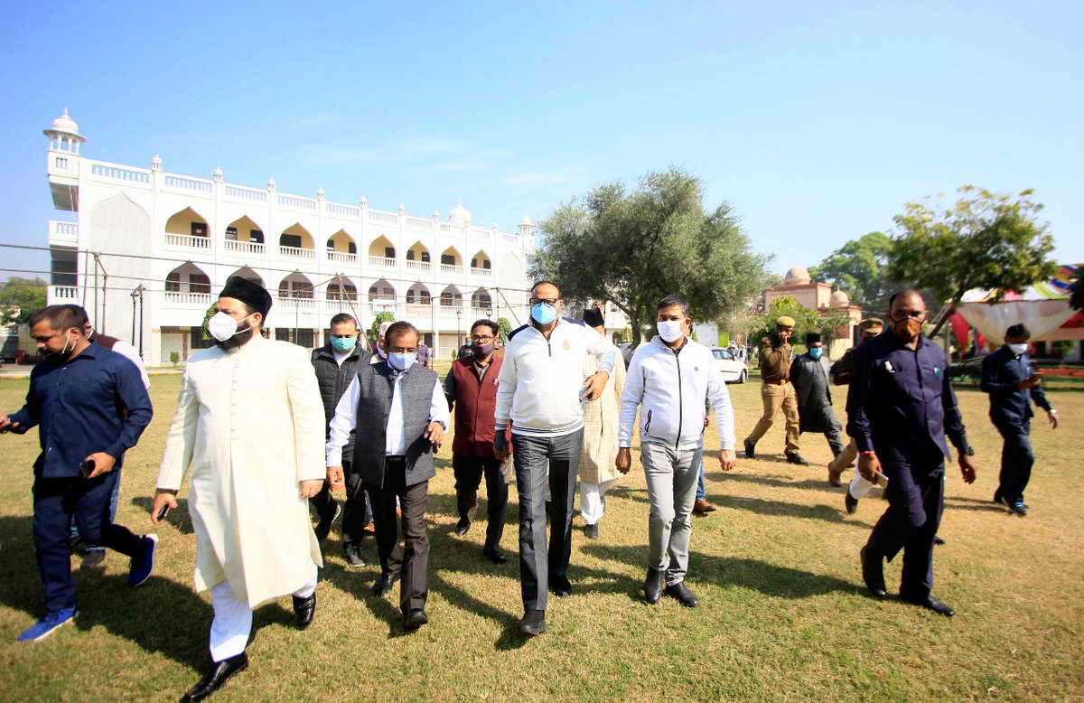 आज ऐशबाग ईदगाह में आयोजित आरोग्य वाटिका कार्यक्रम में मौलाना ख़ालिद रशीद फ़रंगी महली ने तफ़सील से तुलसी और औषधीय पौधों की महत्ता पर रोशनी डाली। कानून मंत्री बृजेश पाठक ने लखनऊ की संस्कृति  के लिए ऐसे आयोजनों को जरूरी बताया। तुलसी समेत कई औषधीय पौधे ईदगाह में लगाए गए। #NBT