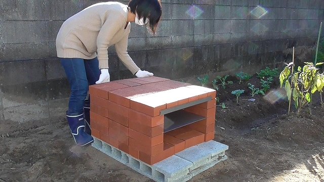 庭の空きスペースに自作のピザ釜を作ってみました。
ピザも美味しく焼けました！
今度はジャガイモをホイルに包んで焼いてみます。