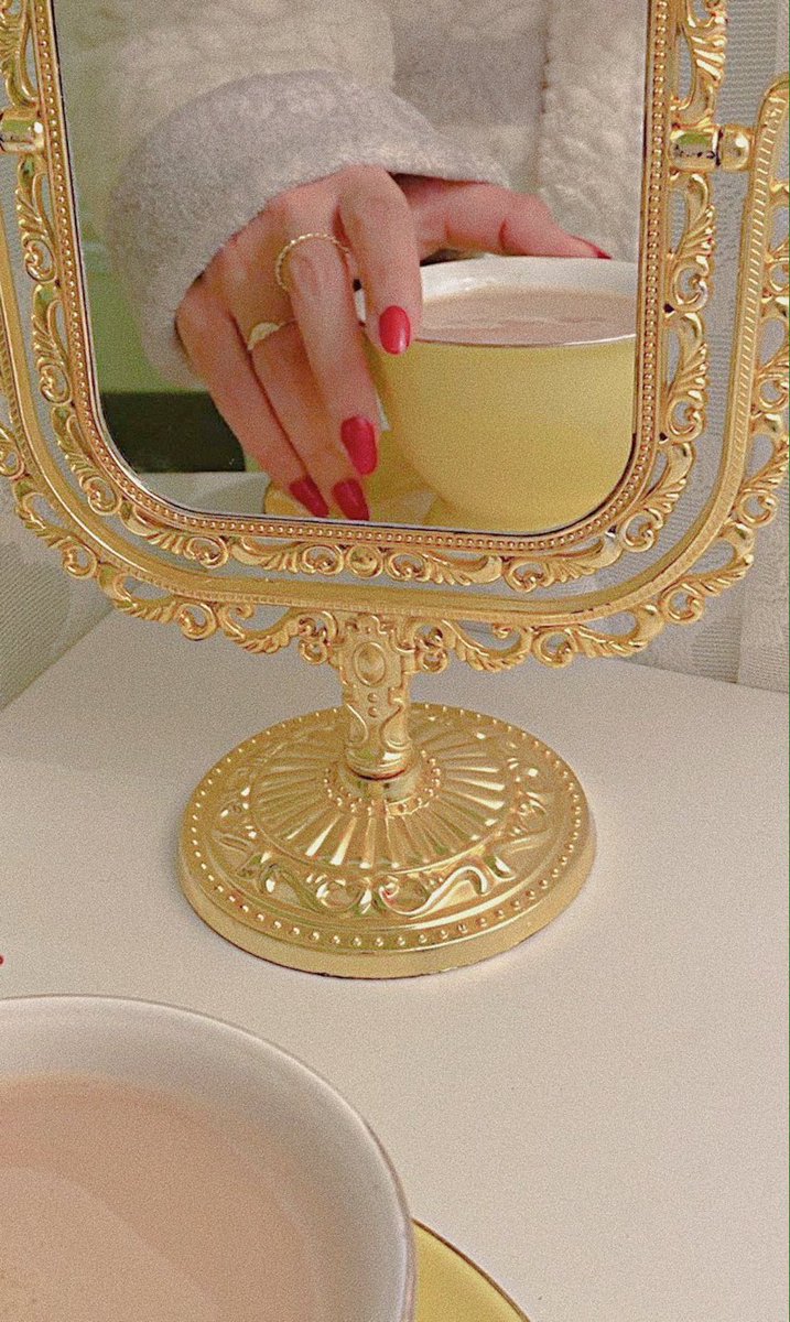 وكأن في قهوتي غيمُة تشعرني بالسلام🖤.