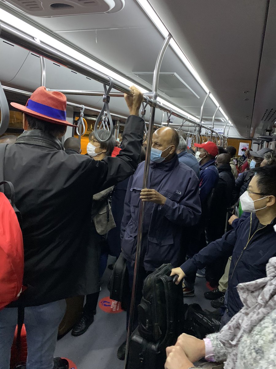 Les mesures barrières selon Aéroport de Paris... bien serrés dans le bus pour aller au contrôle Covid. Si on était négatif avant, pas sûr qu’ on le soit encore après !!! <a href="/ParisAeroport/">Paris Aéroport</a>