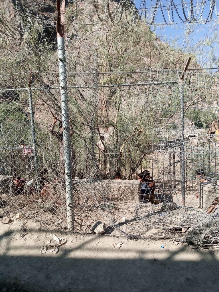 Afridayyyy's tweet photo. Pakistani and FC soldiers tried to put a grill on the border to secure it, but Afghan authorities closed the border in protest. It is the legal right of Pakistan to erect its own fence.
#FcSecuringBorder
#FCIsprideOfPakistan https://t.co/HimE068x8s