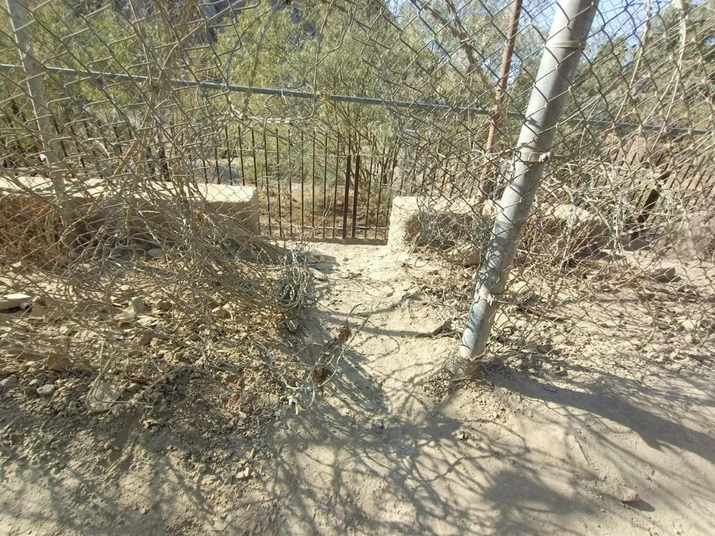 Afridayyyy's tweet photo. Pakistani and FC soldiers tried to put a grill on the border to secure it, but Afghan authorities closed the border in protest. It is the legal right of Pakistan to erect its own fence.
#FcSecuringBorder
#FCIsprideOfPakistan https://t.co/HimE068x8s