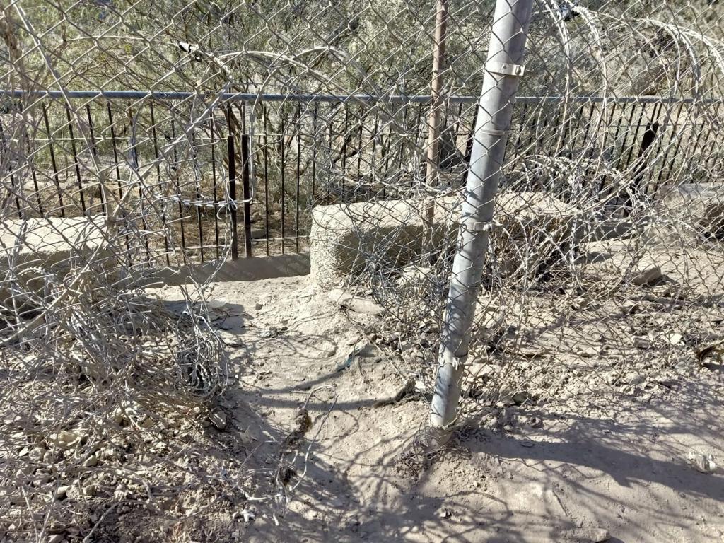 Afridayyyy's tweet photo. Pakistani and FC soldiers tried to put a grill on the border to secure it, but Afghan authorities closed the border in protest. It is the legal right of Pakistan to erect its own fence.
#FcSecuringBorder
#FCIsprideOfPakistan https://t.co/HimE068x8s