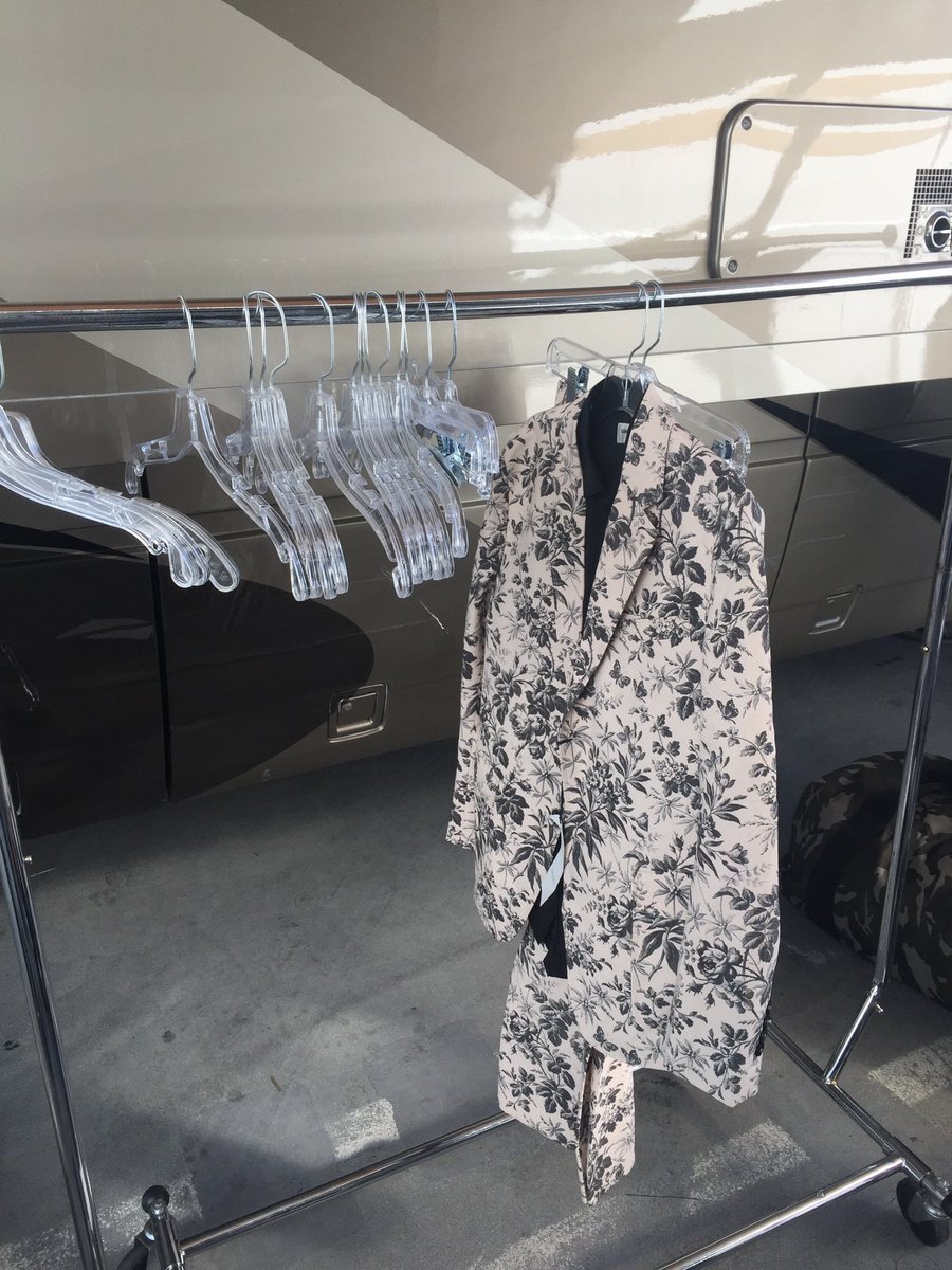 harry__lambert's tweet photo. Happy 5th Birthday to this suit! @gucci @Harry_Styles 🖤 https://t.co/Dh2V7NhvFm