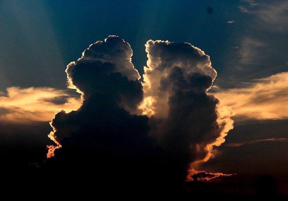 evrenseImerak's tweet photo. Birbirini bulan bulutlar... https://t.co/zIHkdgHeMI