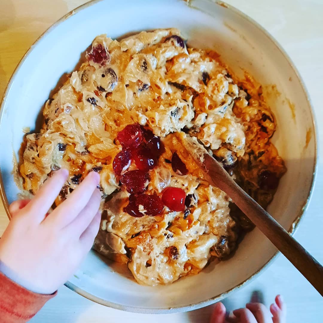 CorianderCooks's tweet photo. A little helping hand on #StirupSunday. #baking #happy https://t.co/6Th2iaxgAc