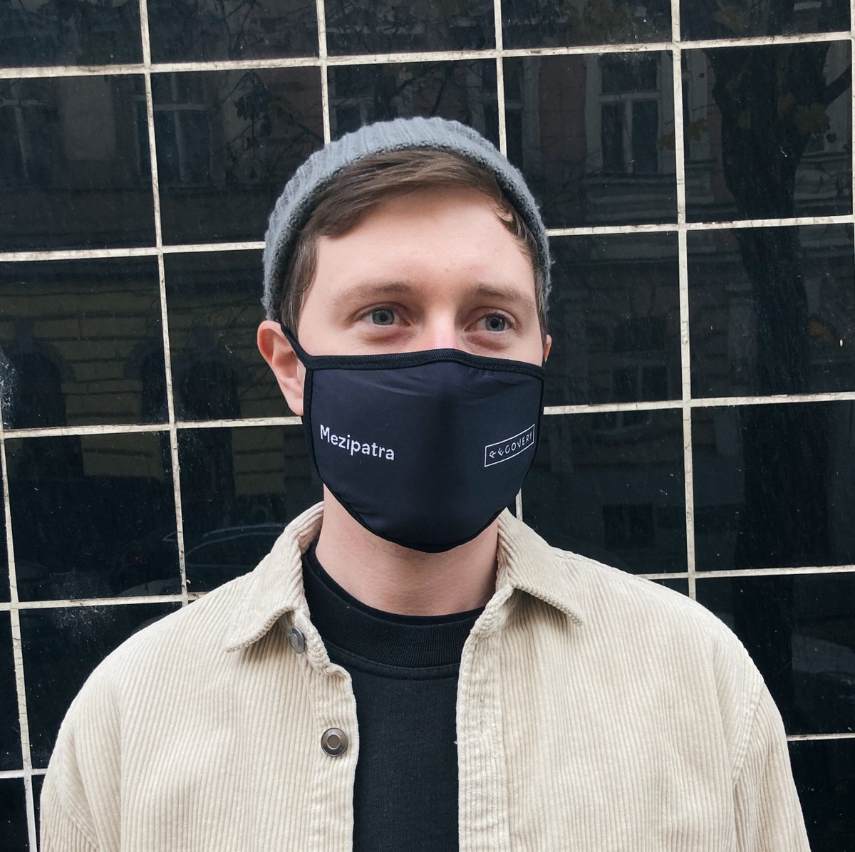 Mezipatra's tweet photo. ►▷ Stylové Mezipatra roušky právě v prodeji na https://t.co/fnYzTvvqFf! Černé, dvouvrstvé a nechybí ani logo festivalu a téma letošního ročníku. 😷🏳️‍🌈🎦
👉 https://t.co/nFIerSI7fT https://t.co/KMOFaOnbhN