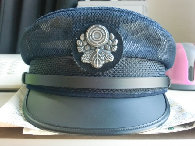 現行のモノと比べて昔の京成の制帽、 昔のJR東日本の制帽と同じ形式