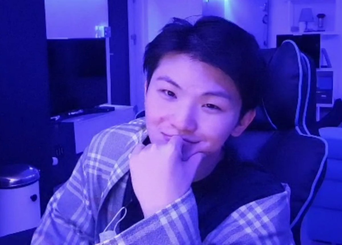 Magnificent_WZ's tweet photo. 조곤조곤 얘기하는 생일 브이앱 너무 좋아💖 https://t.co/sqQorvqwP7