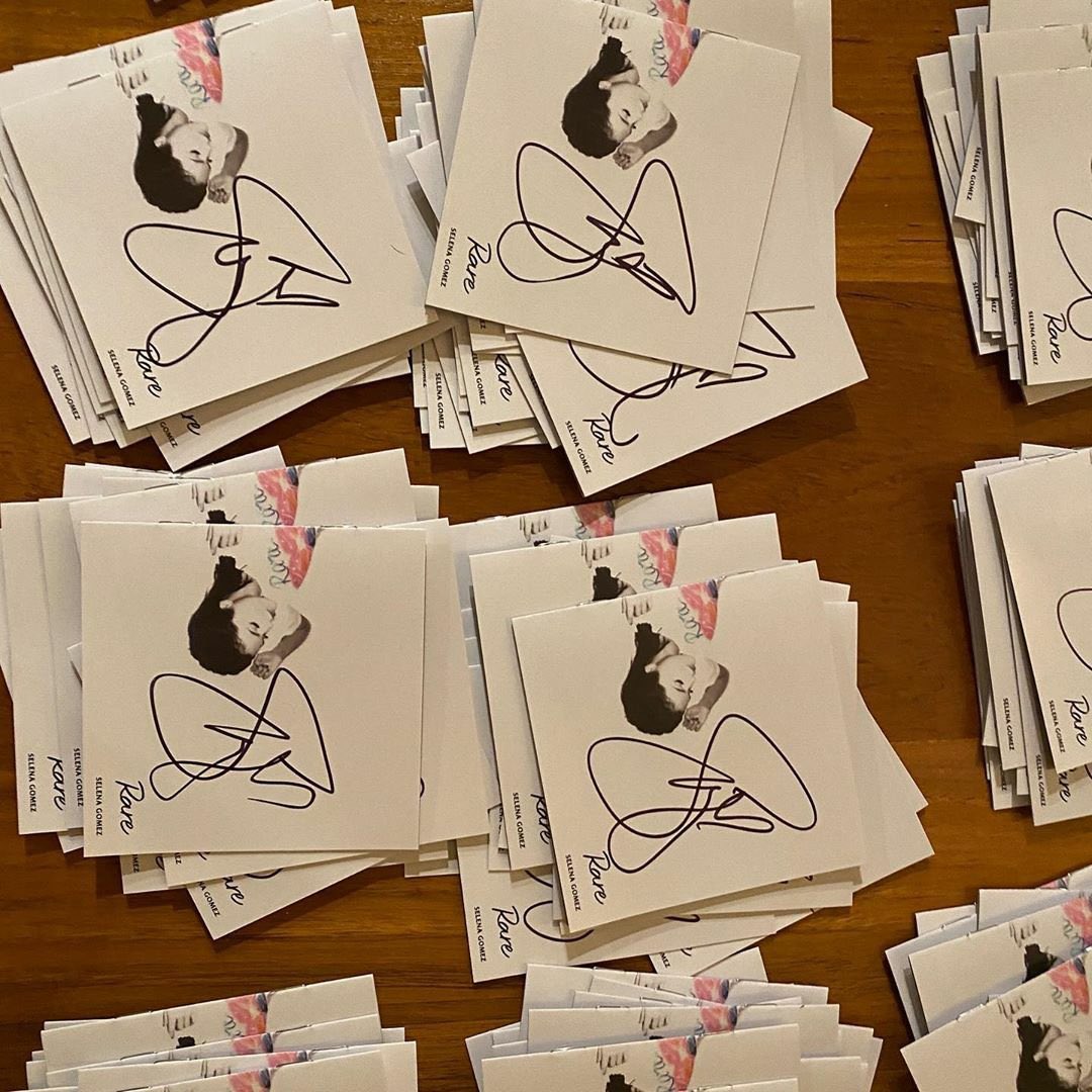 selenavez's tweet photo. o fato de que a selena autografou 10 mil cópias do rare à mão como prometido, eu amo saber que ela nunca seria capaz de fazer algo como falsificar autógrafo, isso é tão desrespeitoso https://t.co/20lPbZi5yx
