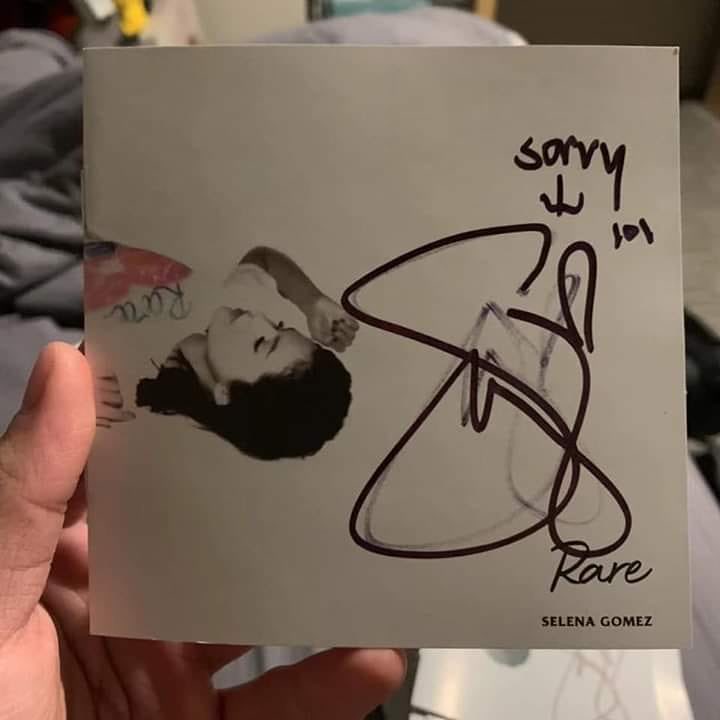 selenavez's tweet photo. o fato de que a selena autografou 10 mil cópias do rare à mão como prometido, eu amo saber que ela nunca seria capaz de fazer algo como falsificar autógrafo, isso é tão desrespeitoso https://t.co/20lPbZi5yx