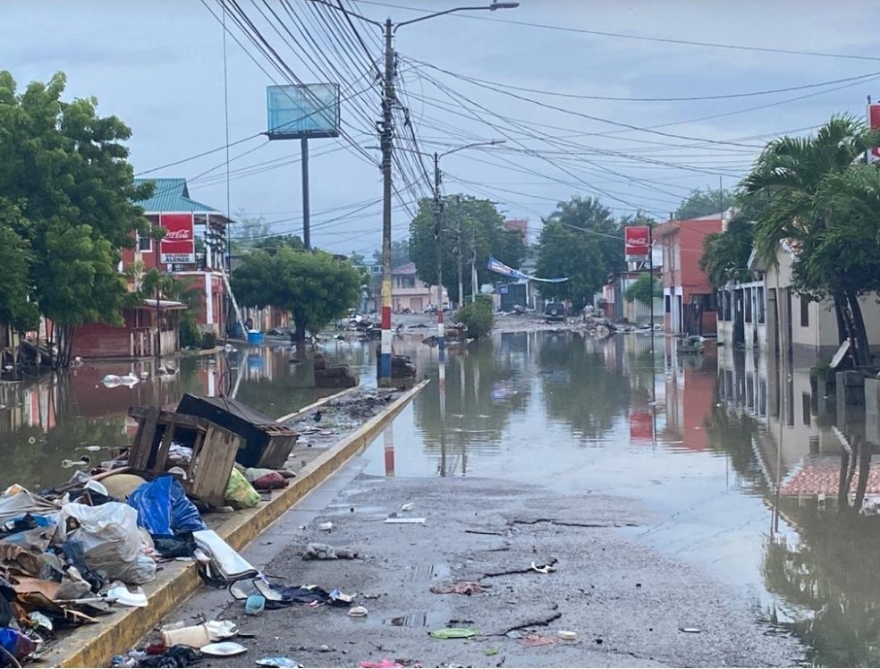 Ciudadano7HN's tweet photo. ⛔ Imágenes de la #ColoniaLosPinos, #BarrioElCentro y colonia #Sitraterco de #LaLima.
📷Fotografía: #JesusRivera #HRN https://t.co/8elhKwmeQy