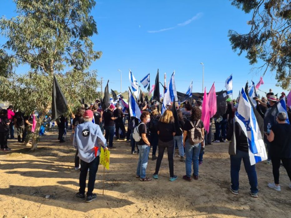עצרת לזכרו של דוד בן גוריון.
הוא ״משלכם״.
ואתם מפגינים עם דגלים שחורים.
לא מכבדים את זכרו. https://t.co/A0m0eOUBSu