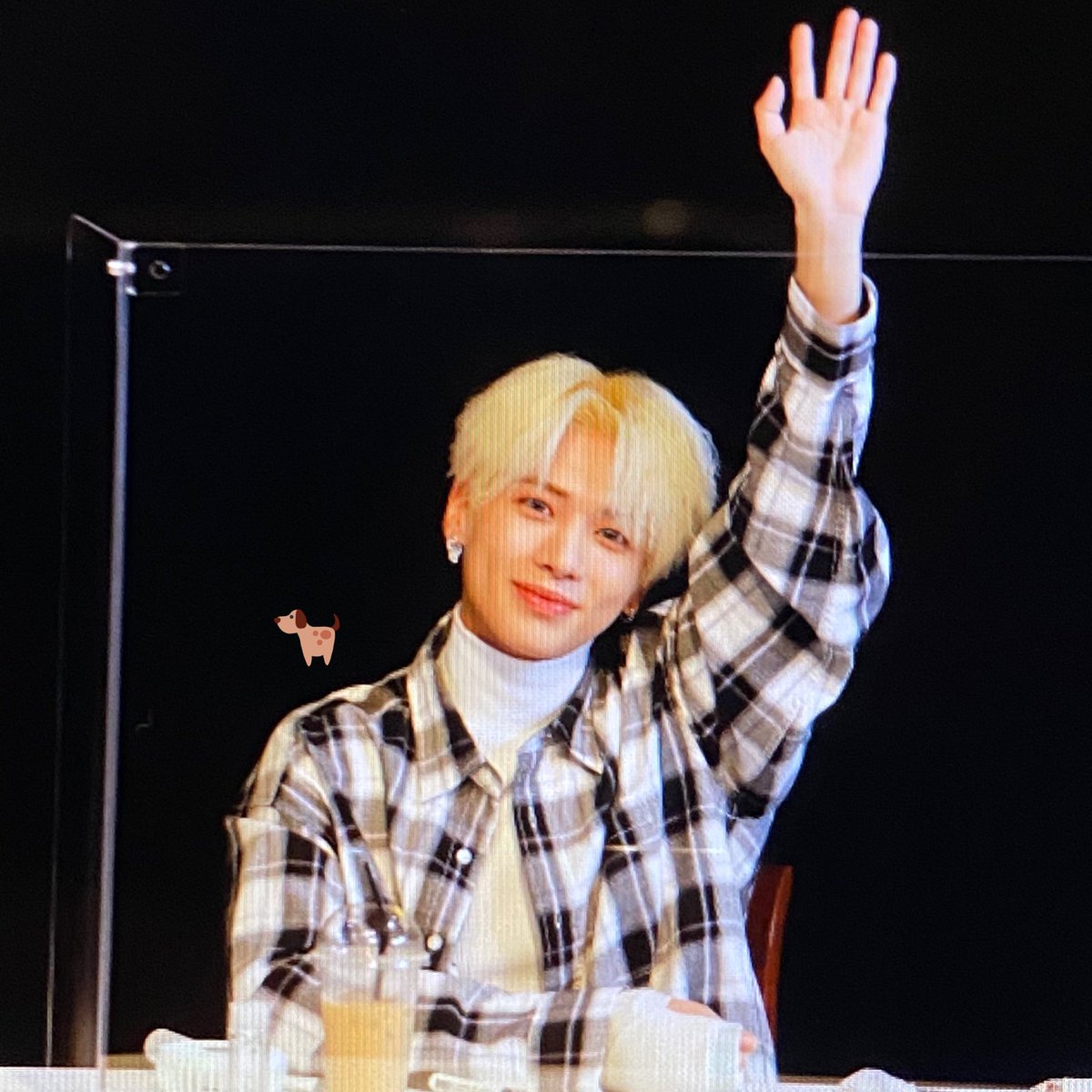memocorgi's tweet photo. 201122 위버스 대면 팬싸 

우리 미남 안녀엉 👋🏼

#태현 #TAEHYUN https://t.co/yGfSJaYCnf