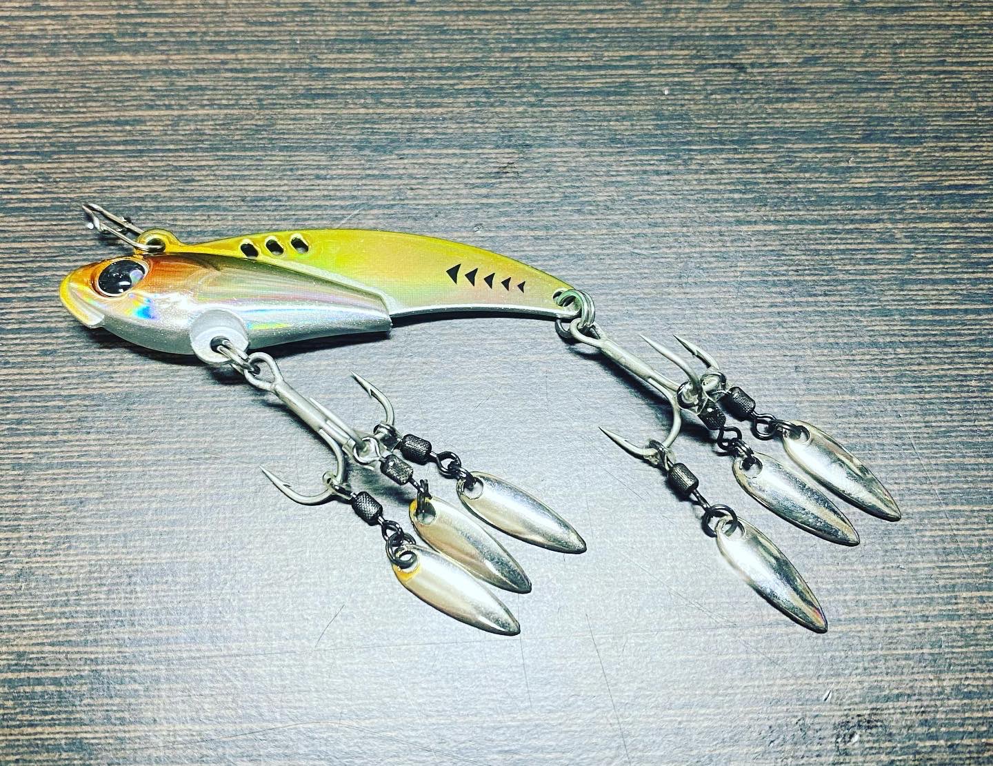 そら ホーランドロップ キラキラ眩しいミニブレードが沢山ついたルアー マイクロベイトパターンを攻略すべく ブリーデンで開発中のルアーです その名も ビーバイブ カシマシステム バス釣りで使う スピナーベイトやアラバマリグと同じ考えで