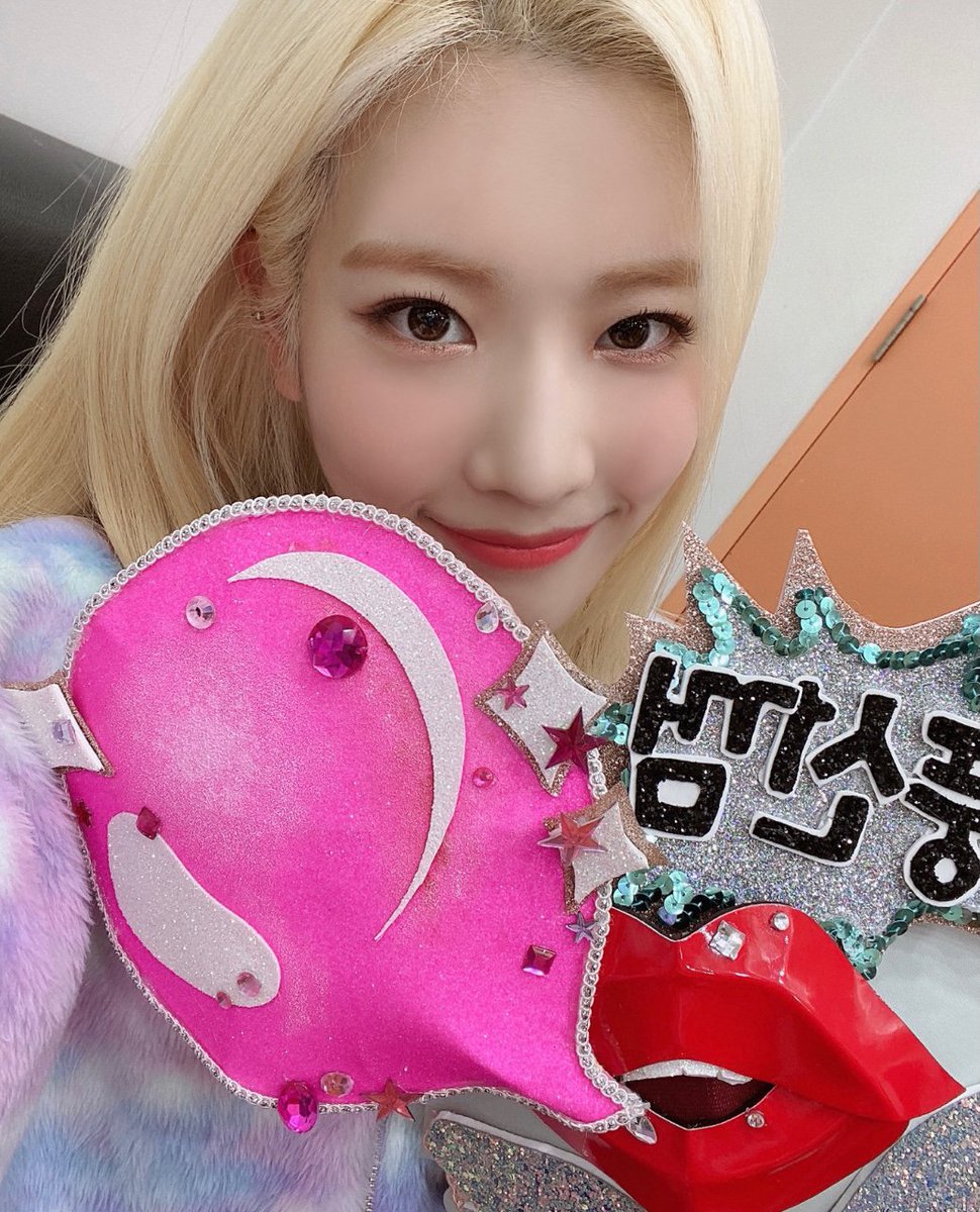 LOONA_MX's tweet image. [INFO] 201122
 Ahora, nuestra hermosa #KimLip 🦉 es tendencia #14 aquí, en México 🇲🇽 esto se debe a su participación en #KOMS ❤

@loonatheworld
#이달의소녀 #LOONA #LOOΠΔ #今月の少女 #本月少女
~DuckOrbit🌙