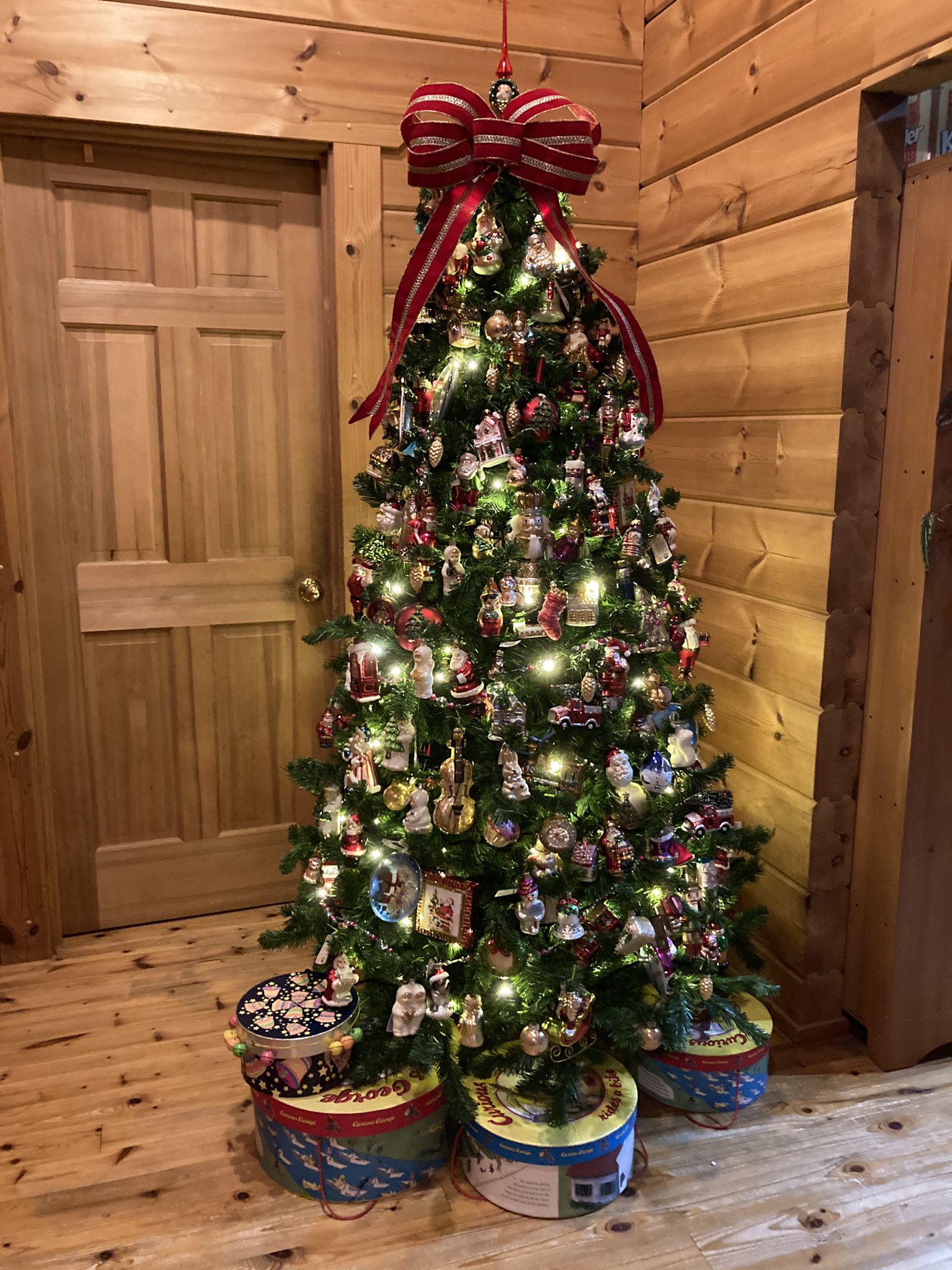 Father Christmas 今日は お得意様のクリスマスツリー を飾りつけたに行きました 全てガラスのオーナメントでキラキラして綺麗な アメリカンなクリスマスツリーになりました ご馳走までしていただき 満腹になり帰りました ありがとうございます