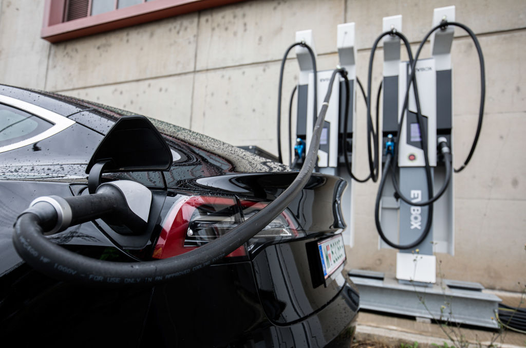 One application currently gets a lot of hype: hydrogen-powered vehicles.But on almost every count, vehicles powered by hydrogen fuel cells lose against their “clean energy” rivals — electric cars running on batteries  https://trib.al/WqkEVDF&q...