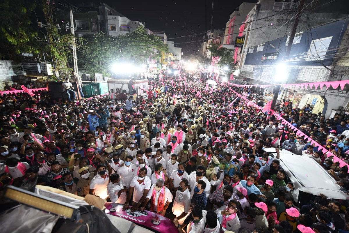 BRSparty's tweet photo. It was 100 years ago a dedicated reservoir at Gandipet was built for #Hyderabad. After 100 years, #KCR government is building a reservoir double the size of Gandipet at Keshavapuram. Water needs of the city are sorted till 2050: @KTRTRS at a roadshow in Zehranagar, Banjara Hills. https://t.co/PkXclbPLq5