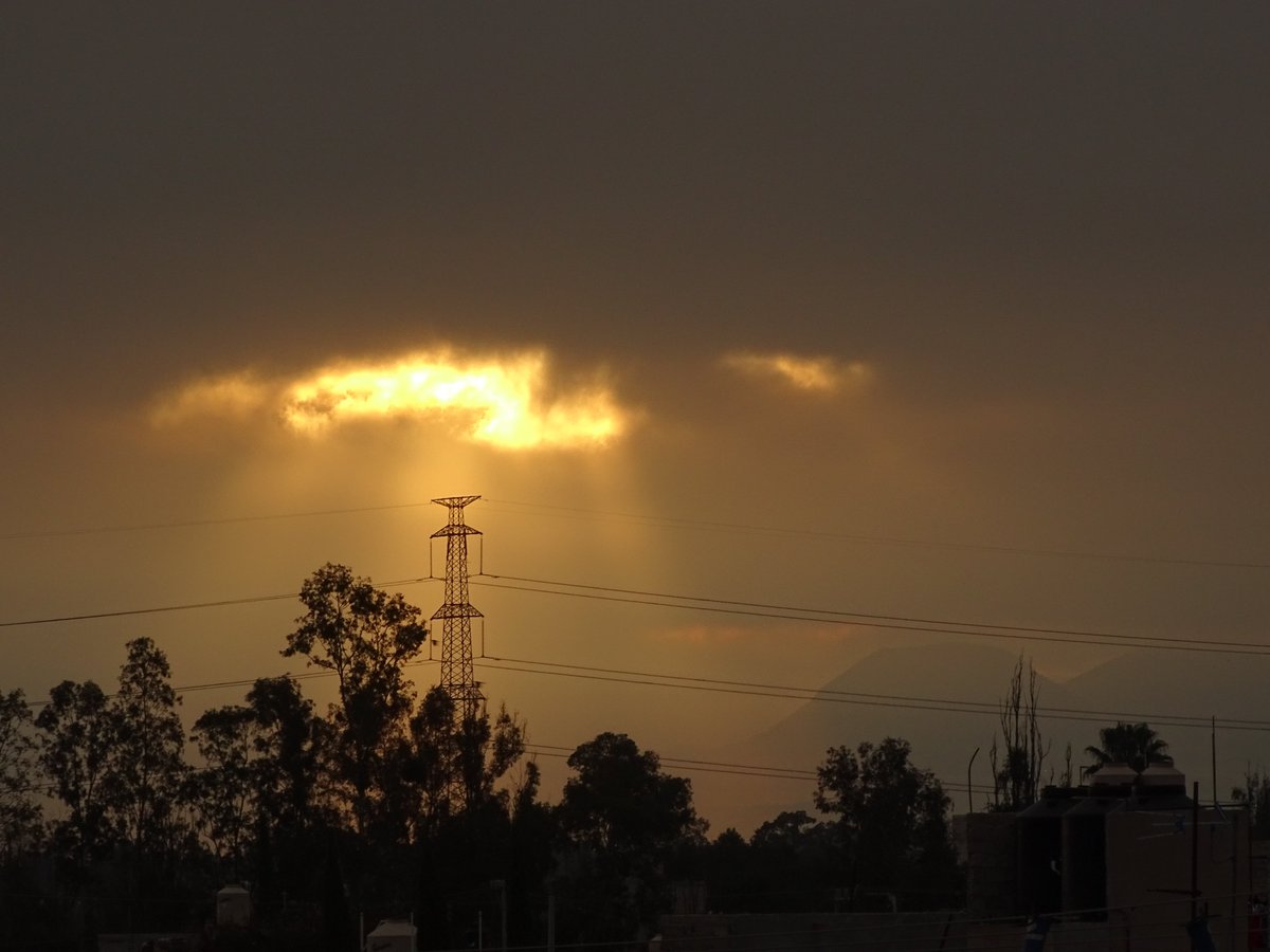 4iluj's tweet photo. #Amanecer #antena #rayosdelSol vistos desde algún lugar en #Tláhuac #CDMX https://t.co/RJJmqpknSe