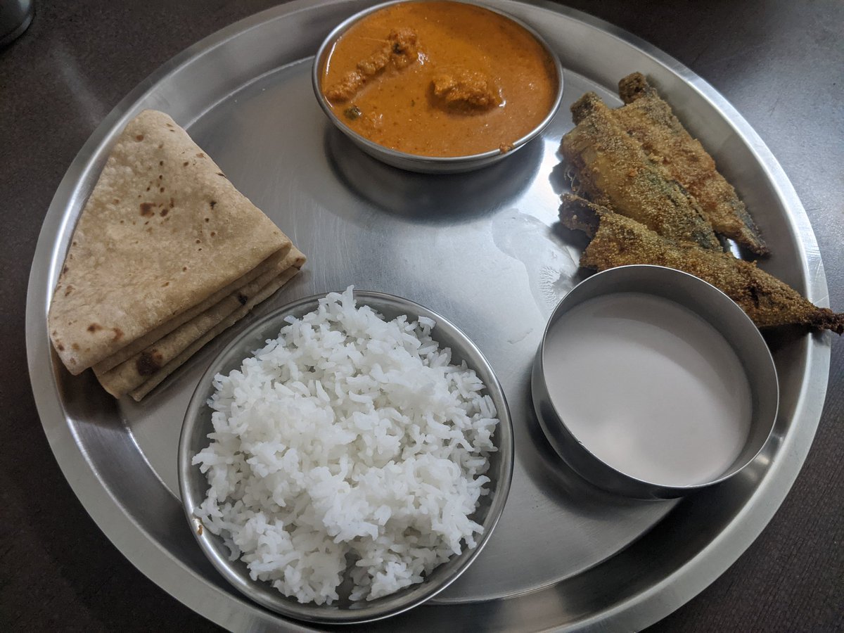 mangeshdhaimade's tweet photo. #SundayLunch be like this....#BangdaHooman #BangdaFry #Solkadhi #Shith #chappati #konkanimeal #goancuisine https://t.co/5acypBEqVC