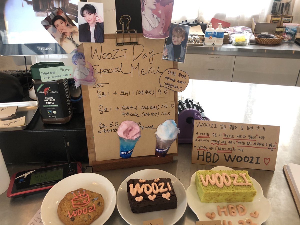 spring0_00's tweet photo. #지훈이의_찬란한_스물다섯
어제 카페 일주일 갔다왔는데 진짜 공지보자 말자 아! 이건 가야한다 해서 갔는데 컵홀더랑 특전 다 예뻐서 심쿵 했어요... 투명포카가 너무 이뻐서 일부러 카페에서 나온 뒤 바다에 가서 사진도 찍고.. 심쿵 하고 온 날 입니다ㅠ https://t.co/Bt6DKS1t7l