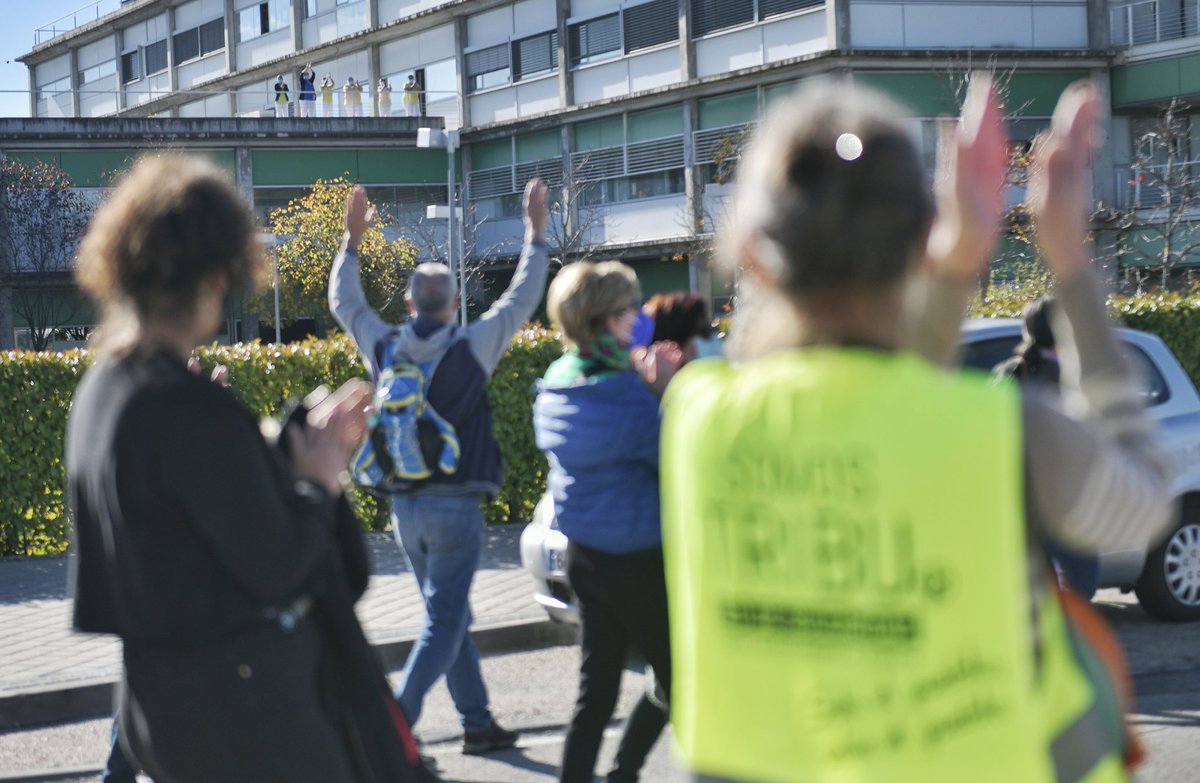 DaniGagoPhoto's tweet photo. Aplausos entre sanitarios y manifestantes en el Hospital de Vallekas al terminar la marcha por la
#SanidadPública https://t.co/48NvBnHaE5