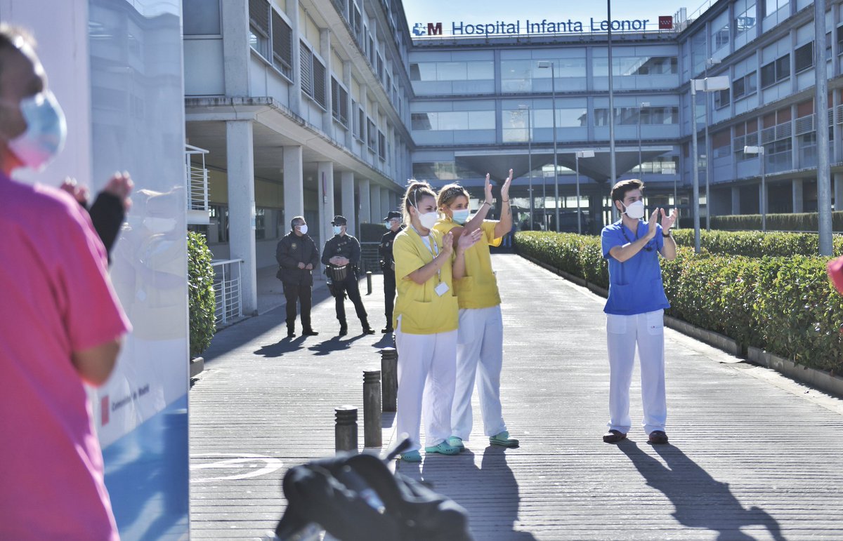 DaniGagoPhoto's tweet photo. Aplausos entre sanitarios y manifestantes en el Hospital de Vallekas al terminar la marcha por la
#SanidadPública https://t.co/48NvBnHaE5